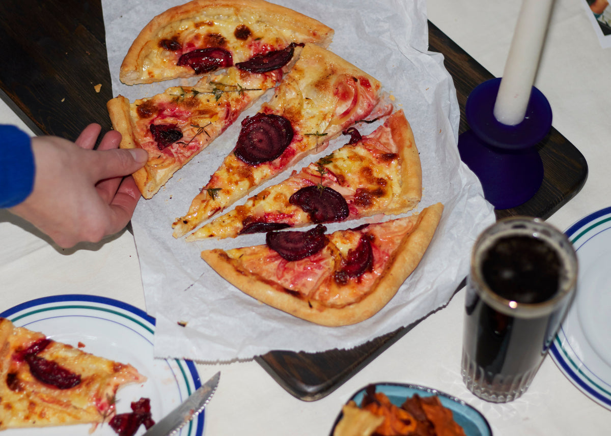 Pizza bianca met rode biet