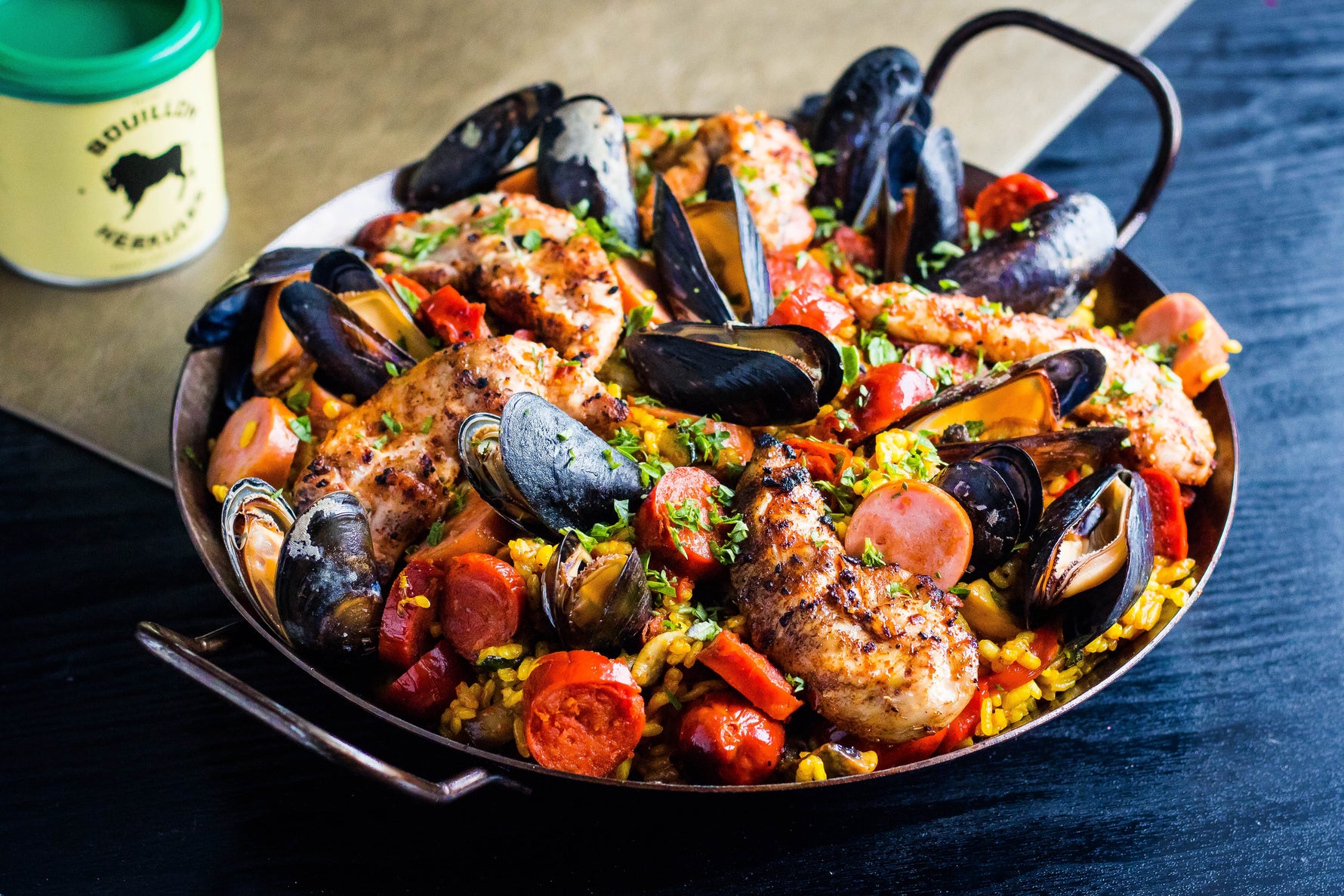 Smokey Paella met gegrilde groenten en gerookte mosselen